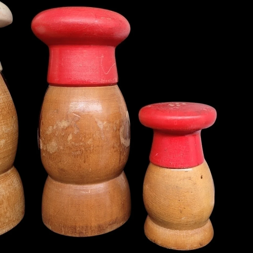 4 Vintage 1970's wood chef shakers in various shapes & sizes. Made in Ja…